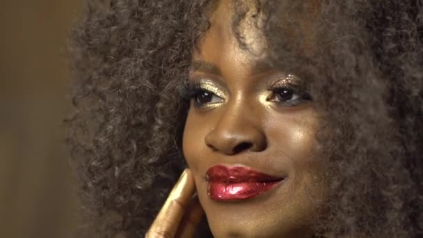 Sahne. Tiyatro. Hayallerini lüks Afrikalı-Amerikalı kadın. Altın renkli makyaj, gerçeküstü kavramı — Stok video