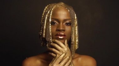 Yansımanın. Parlak Afrikalı-Amerikalı kadın model parlak parlak altın makyaj ile portresi. Yüksek moda silah, Vogue kavramı