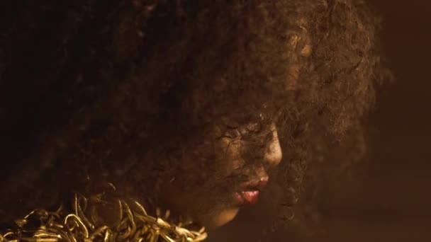 Gran primer plano de modelo femenino afroamericano con maquillaje brillante dorado y grandes labios rojos. Cara de arte. Concepto creativo de Vogue — Vídeos de Stock