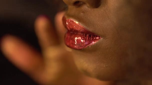 Gros plan des grandes lèvres sexy rouges du modèle féminin afro-américain. Styliste prépare le modèle pour la prise de vue de mode. Concept de Vogue — Video