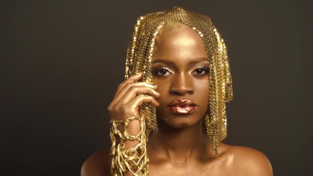 Reflexionen. Porträtt av glänsande afroamerikanska kvinna med ljusa Golden Makeup. Brons Bodypaint — Stockvideo