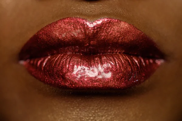 Close-up of womans lips with bright fashion dark red glossy makeup. Macro lipgloss cherry make-up. Sexy kiss — Stock Photo, Image