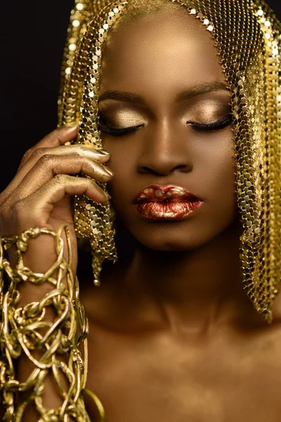 Sensual retrato de modelo femenino afroamericano sexy con maquillaje brillante y peluca de paillettes doradas. Concepto moda Vogue —  Fotos de Stock