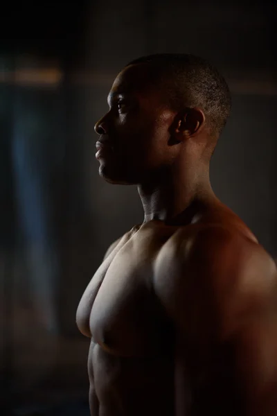 남성 흑인 아프리카계 미국인 피트 니스 모델 보여주는 근육 에 스튜디오 와 어두운 배경 — 스톡 사진