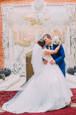 Genç güzel gelin ve damat odasında lüks vintage iç onların düğün