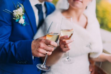 Şampanya ayakta içme onların düğün kutluyor yeni evliler tuğla duvar near. Yakın çekim