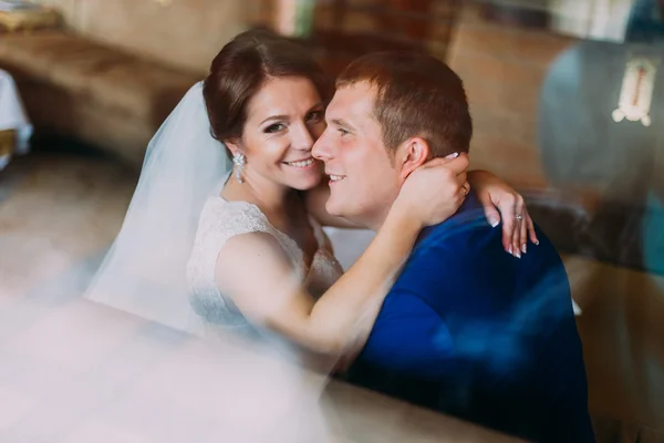 Casal sensual. Bela noiva e noivo segurando um ao outro. Close-up — Fotografia de Stock