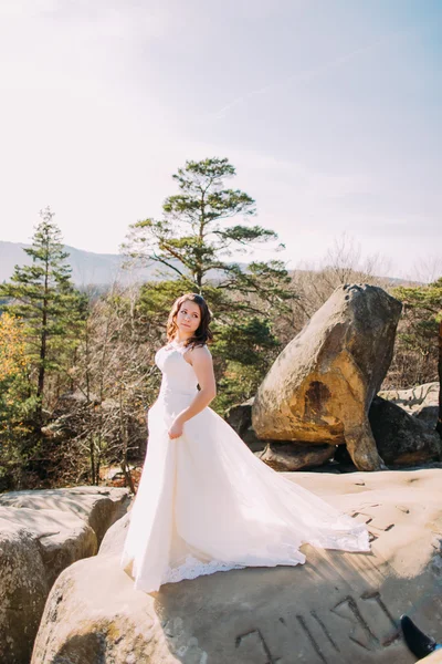 豪華なウェディング ドレスで罪のない美しい花嫁。夏の山の風景で微笑んでいる女の子 — ストック写真