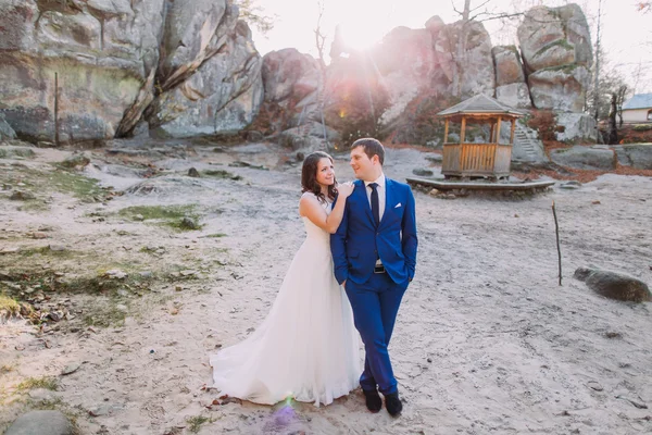 Jeune mariée habillée en blanc heureux appuyé sur l'épaule de son beau marié confiant en costume bleu — Photo