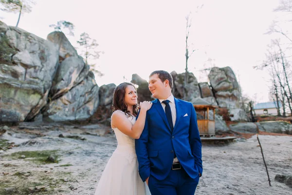 Jovem noiva recém-casada apoiando-se no ombro de seu novo marido Magnífica paisagem montesa — Fotografia de Stock