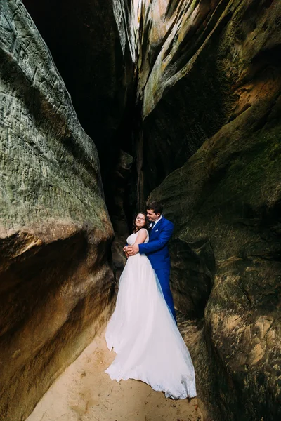 Yarık karanlık yıpranmış Rock'da poz genç ve onun sevgi dolu ile romantik gelin damat — Stok fotoğraf