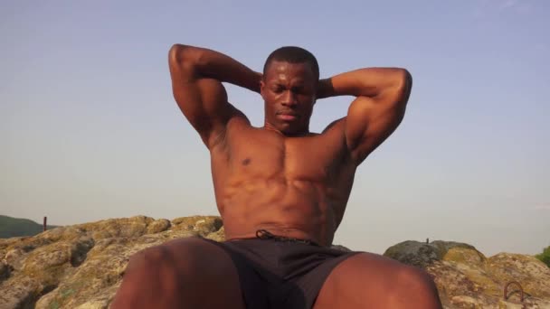 Basın yapıyor yorgun Afro-Amerikan vücut geliştirmeci Close-Up ups. Mükemmel kas vücut. Eğitim açık, dağ manzara arka plan — Stok video