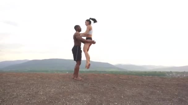 Sportos vegyes tornász pár táncol a hegycsúcson. Kegyelem és a szépség, az emberi test — Stock videók