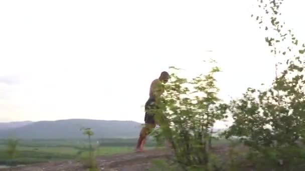 Feliz casal misto de raça atlética caucasiana com musculação afro-americana caminhando e assistindo ao nascer do sol juntos no pico da montanha. Fundo paisagem de montanha de tirar o fôlego — Vídeo de Stock