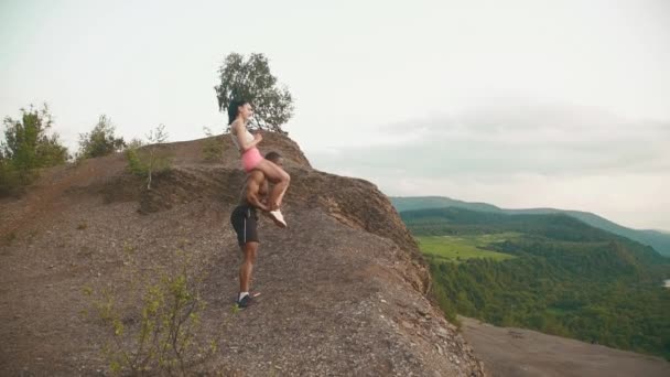 Jóképű fiatal izmos fekete afro-amerikai férfi, amely háton Ride az ő szexi barátnője — Stock videók