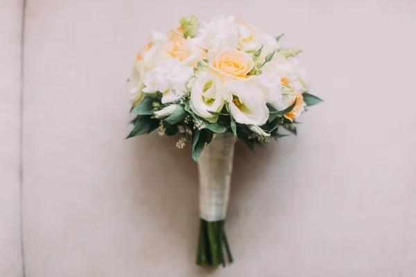Belo buquê de casamento de rosas de pêssego branco e pálido — Fotografia de Stock