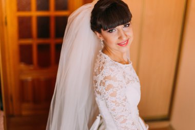 Muhteşem gülümseyen gelini düğünden önce soyunma odasında poz