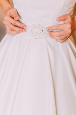 Evlilik törenden önce üzerinde güzel gelinlik Giydirme