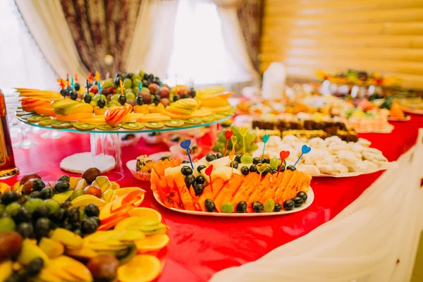 Fantasievoll serviertes Fruchtbuffet auf luxuriösem Partytisch im Restaurant — Stockfoto