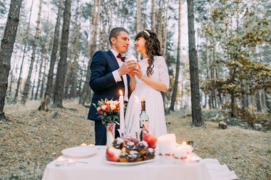 Romantik sonbahar çam ormanı pikniğe mutlu yeni evli çiftin evlilikleri kutluyor