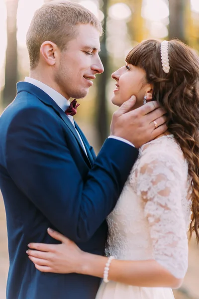 快乐浪漫新婚夫妇在秋天的松树林亲吻前 — 图库照片