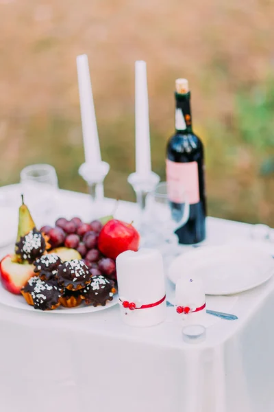 户外浪漫晚餐表设置与酒、 糖果和蜡烛 — 图库照片