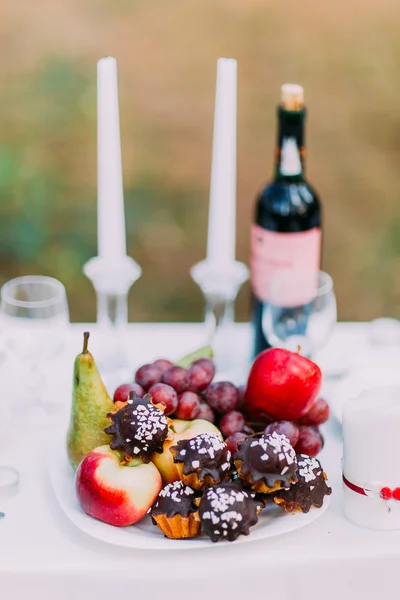 와인, 안경, 과자 및 초 야외의 낭만적인 저녁 식사 테이블 설정 — 스톡 사진