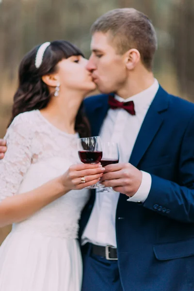 Casal bonito bebendo vinho, celebrando seu casamento — Fotografia de Stock