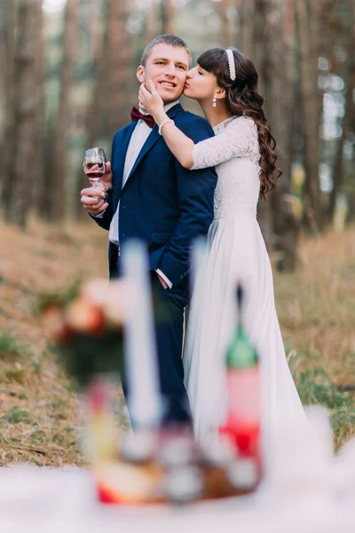 Pinheiro de outono romântico picknick floresta. Feliz casal recém-casado celebrando seu casamento — Fotografia de Stock
