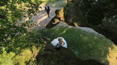 Lüks mutlu sarışın gelin ve şık damat yeşil yaz ormanda karşılamak, an ihale. Üstten Görünüm