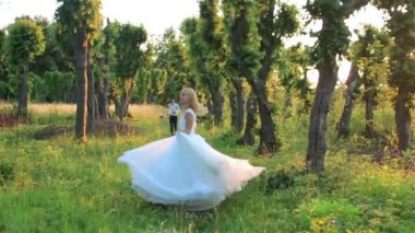 Güzel gelin ve damat eğlenmek ve birlikte bahar ormanda yürümek