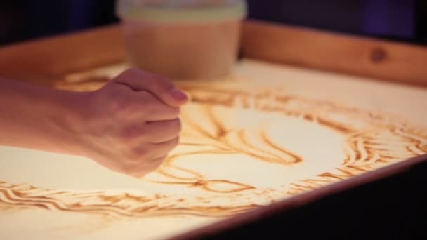 Sand animation. Flicka rita bilder med sand i handen — Stockvideo