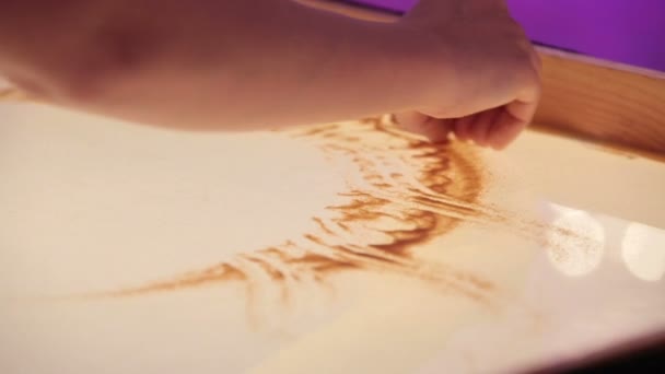 Animation au sable. Fille dessiner des images avec du sable par la main 
