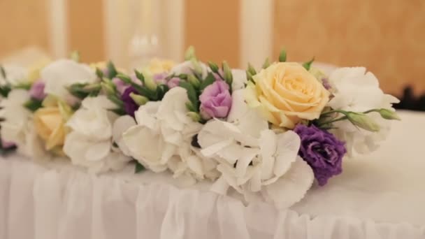 Hermosa decoración de flores para la mesa establecida para la celebración de la boda — Vídeo de stock