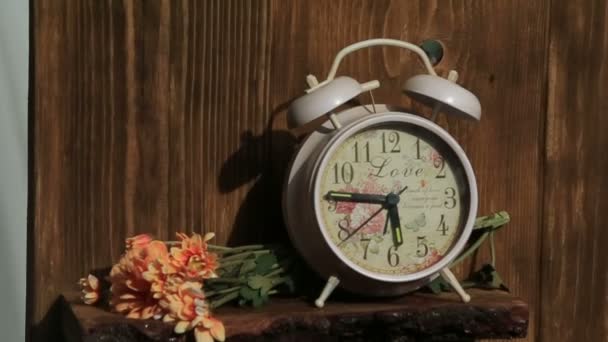 Witte vintage wekker met bloemen close-up — Stockvideo