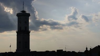 Gizemli kule eski Avrupa şehir silüeti