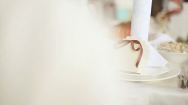 Dekore edilmiş lüks Ziyafet tablo, farklı yemek tam ve resmi olay için hazır. Peçeteler servis süslü üzerinde odaklanmak