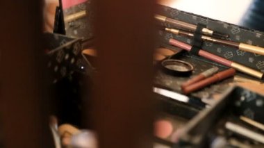 Profesyonel makyaj sanatçıları enstrüman iş süreci de ayarla. Fırçalar, kalemler ve kaptırdın