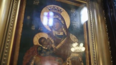 Maria ve İsa kutsal kişilerin resmi eski kilise iç kapat