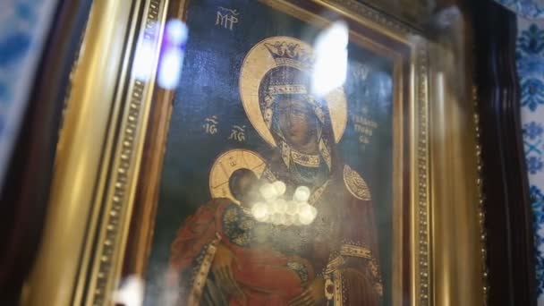 Maria et l'icône de Jésus près de l'intérieur de l'ancienne église — Video