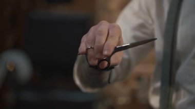 Güzellik, saç modeli ve insanlar kavramı-yakın erkek stilist makasla Salonu