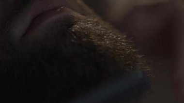 Genç adam Close-Up sakalını kesmek Güzellik Salonu olmaya başladı. Kuaför sakalını araması yapıyor