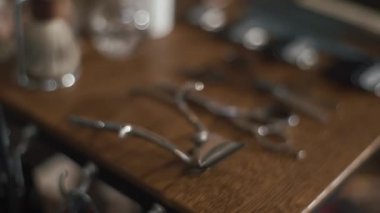 Vintage Kuaför ahşap zemin üzerinde ve araçları ile ayarla