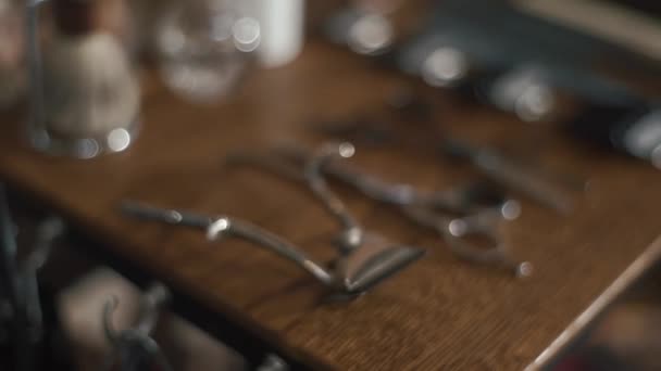 Винтажный набор парикмахера с инструментами и оборудованием на деревянном фоне — стоковое видео