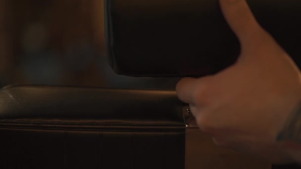 Genç Kuaför Saç kesimi Kuaför Salonu, settinh sandalye içinde yer hazırlama — Stok video