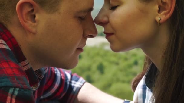 Jonge toeristische echtpaar heeft een sensueel moment in tent. Mooie jonge man en vrouw aandeel hun neus wrijven — Stockvideo
