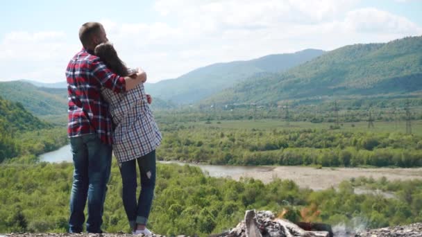 Giovane coppia turistica hanno un momento sensuale in cima alla collina. Bello giovane uomo baci bella ragazza — Video Stock