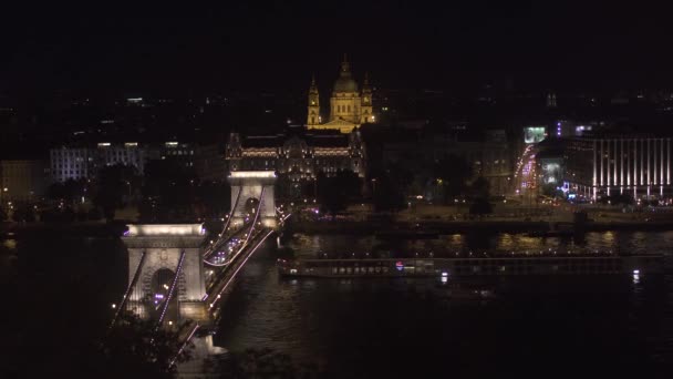 Berühmtes Gebäude des ungarischen Parlaments. neogotisches Wahrzeichen in der nächtlichen Budapester Stadt. prachtvolle Luftaufnahme — Stockvideo