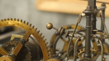 Ayrıntı görünümü karmaşık bronz iç saati mekanizması ile tornalama ve Golf Sahası kadar kapatın