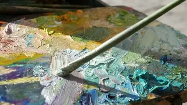 Palette boya karıştırma. Dikkatli bir şekilde uygun renk yapmak için çalışmaya sanatçı — Stok video